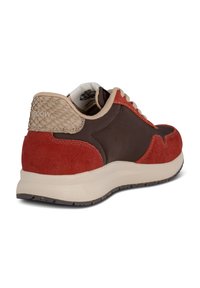 Baskets décontractées en daim rouge, côtés en cuir marron, talon beige texturé, semelle intermédiaire crème et semelle extérieure en caoutchouc foncé, vues de l'arrière en angle latéral.