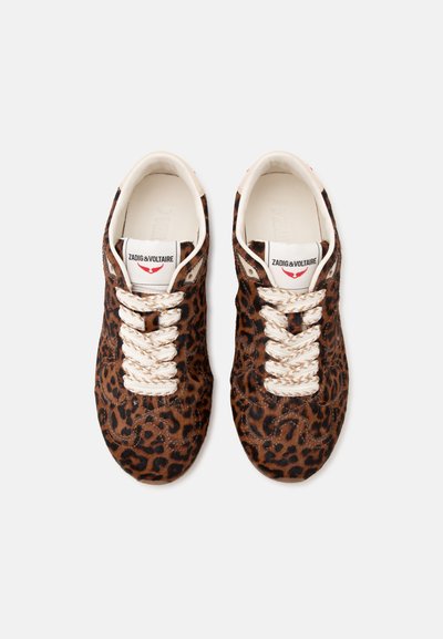 Paire de baskets imprimé léopard avec des lacets blancs épais tressés et une doublure intérieure blanche, affichant le logo Zadig & Voltaire sur la languette.