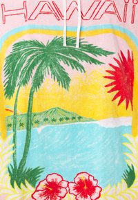 Sudadera con capucha que presenta un diseño en tonos pastel con el texto "HAWAII", palmeras, flores, montañas, mar y sol en colores vibrantes. Textura suave.