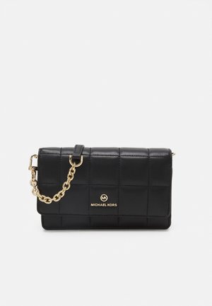 Zwarte doorgestikte leren clutch met gouden kettingriem en Michael Kors logo-plaatje op de voorflap.