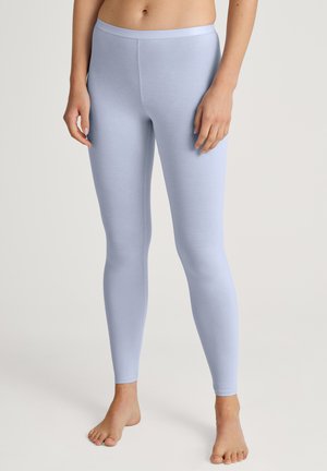 Lichtblauwe leggings gemaakt van zachte, rekbare stof. Ze hebben een gladde textuur en een aansluitend ontwerp dat tot aan de enkels reikt.