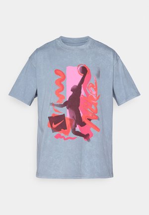 Grå bomulds T-shirt med et grafisk print, der viser en basketballspiller i silhuet, med pink og røde accenter samt et Nike-logo.