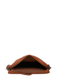 Borsa in pelle marrone con chiusura a zip, tasca interna e superficie liscia. Presenta hardware argentato e cuciture decorative.