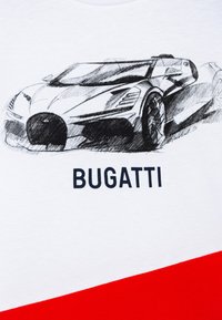 T-shirt bianco con una schizzo in scala di grigi di un'auto Bugatti, con il testo in grassetto "BUGATTI" sottostante e un accento diagonale rosso nella parte inferiore.
