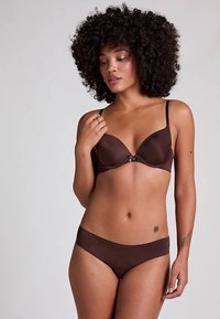 Bruine lingerieset bestaande uit een gewatteerde beha met verstelbare bandjes en een bijpassende bikinibroekje, gemaakt van een soepel, rekbaar stofje.