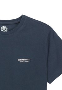Marineblaue T-Shirt mit dem Text "ELEMENT CO. SINCE 1992" auf der Brust und einem kreisförmigen Markenlogo im Kragen.