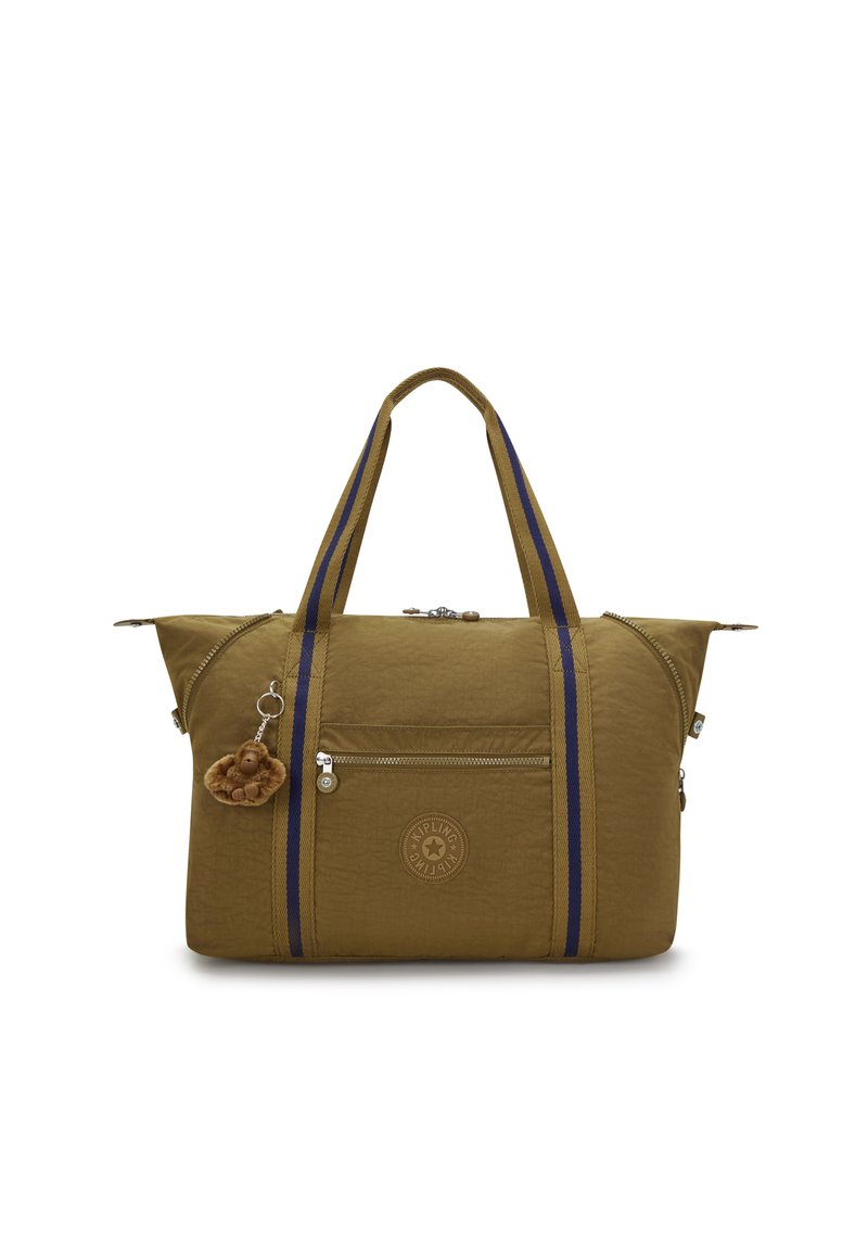Sac de voyage vert olive avec des rayures bleues et beiges, texture en tissu, poche avant zippée et charme en forme de singe brun. Logo circulaire sur le devant.