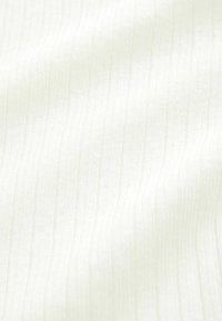 Weißer geripptes Gewebe mit feiner Textur, das feine vertikale Linien aufweist. Weiches und leichtes Material.