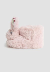 Ružové zásnuby z umelej kože v tvare zaobleného bunnies, s detailne vypracovanými ušami s kvetinovou potlačou a malým sivým nosom. Celkový mäkký pocit.