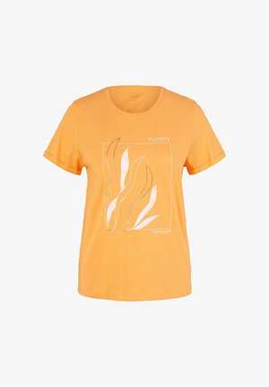 Orange T-shirt med korte ærmer med et hvidt abstrakt bølget linje design inden i en rektangel og ordene "FLUIDITY" og "TOM TAILOR."