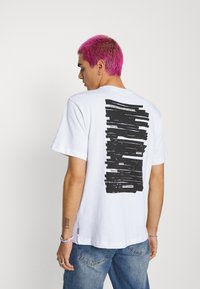 Only & Sons ONSOSRIS LIFE REDACT TEE - T-shirt estampada - bright white