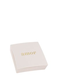  Fyrkantig ljusrosa smyckeslåda med guldfolierad text "amor" på locket mot en vit bakgrund.