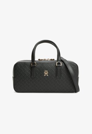 Sort rektangulær håndtaske med præget mønster, to håndtag, justerbar skulderrem, gulddetaljer på lynlås og guldlogo i midten foran.