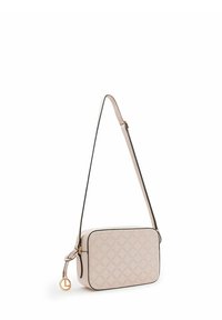 Bolso crossbody en color rosa empolvado con un patrón acolchado, ribete negro, herrajes dorados y una correa ajustable. Presenta un charm con logo en el zipper.