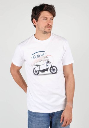 T-shirt en coton blanc présentant un design graphique d'une moto avec une main, accompagnée du texte "OXBOW" en accents bleus et oranges.