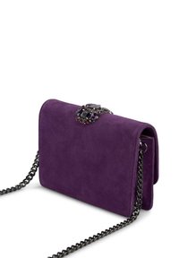 Fioletowa zamszowa torebka na zamek z akcentami w postaci klejnotów, czarny łańcuszek, prostokątny kształt i gładka faktura.