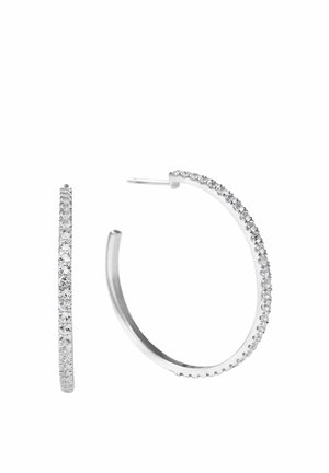 Pendientes de aro plateados incrustados con pequeñas piedras preciosas claras, uno mostrado de frente y el otro de lado con el poste visible.