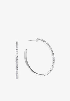 Pendientes de aro plateados incrustados con pequeñas piedras preciosas claras, uno mostrado de frente y el otro de lado con el poste visible.