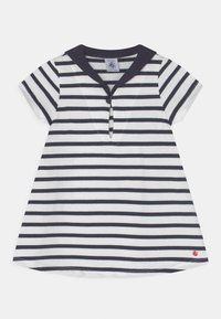 Kortärmad klänning för småbarn med marinblå och vita horisontella ränder, sjömanskrage, framtill knäppning och liten röd segelbåt-logotyp vid fållen.