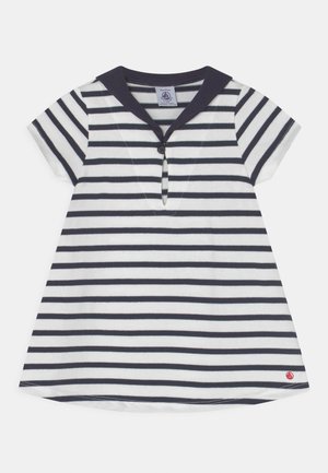 Kortærmet kjole til småbørn med marineblå og hvide vandrette striber, sømandkrave, frontknap og lille rødt sejlbåd-logo ved kanten.