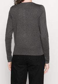 Szary sweter dzianinowy z okrągłym dekoltem, długimi rękawami oraz ściągaczem przy dolnym brzegu. Charakteryzuje się gładką fakturą i dopasowanym krojem.