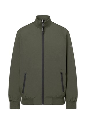 Chaqueta verde oliva con un cuello alto, cierre frontal y dos bolsillos laterales con cremallera. Presenta puños acanalados y un diseño minimalista.