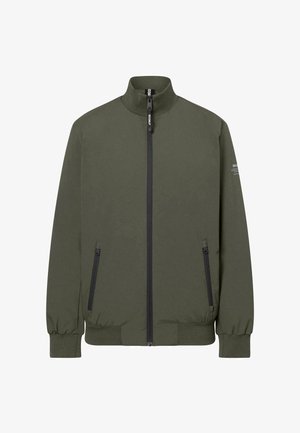 Chaqueta verde oliva con un cuello alto, cierre frontal y dos bolsillos laterales con cremallera. Presenta puños acanalados y un diseño minimalista.