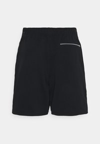 Czarne szorty wykonane z miękkiego materiału z elastycznym pasem, z małą kieszonką na zamek z tyłu do przechowywania.