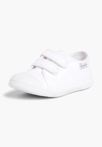 Valged kangast kingad Velcro rihmadega, ümar varvas, tekstuuriga kummist tald ja delikaatsed õmblused. Muster või aktsente ei ole nähtaval.
