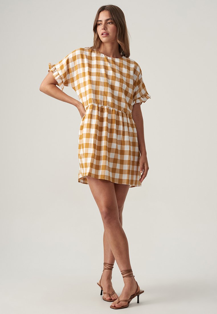 THE FATED SARAH RUFFLE - Vestido informal - tan gingham/marrón - Zalando.es