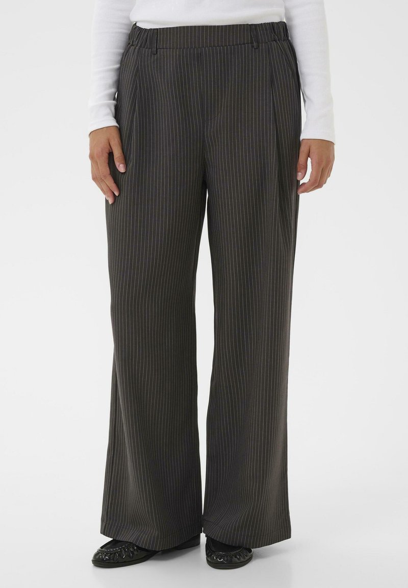 Zwarte wijde broek met subtiele streepjes. Gemaakt van een zachte stof, met een elastische tailleband voor extra comfort.