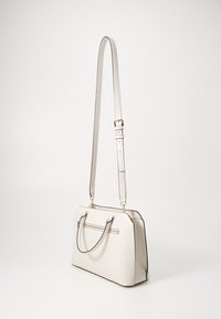 Borsa sintetica bianca con design strutturato, due manici e tracolla regolabile. Presenta una tasca frontale con zip e dettagli neri.