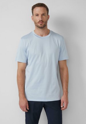 Lichtblauw T-shirt met korte mouwen, gemaakt van zachte stof, met een ronde halslijn en een ontspannen pasvorm, weergegeven tegen een neutrale achtergrond.