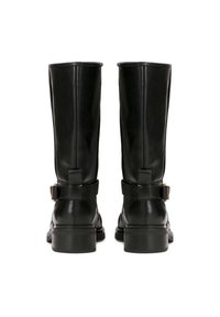 Melni ceļgala zābaki ar gludu ādas apdari, kas ietver sānu sprādzi, noapaļotu pirkstu un slāņotu papēdi.