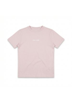Lys rosa kortermet t-skjorte med rund hals og hvit "PEGADOR"-logo sentrert på brystet, lagt flatt på hvit bakgrunn.