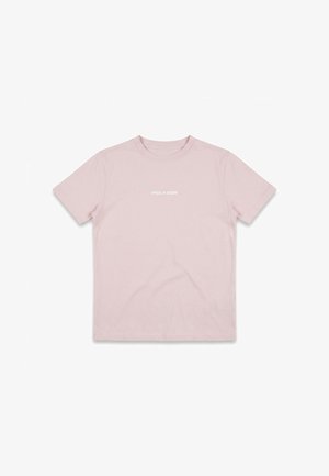 Lys rosa kortermet t-skjorte med rund hals og hvit "PEGADOR"-logo sentrert på brystet, lagt flatt på hvit bakgrunn.