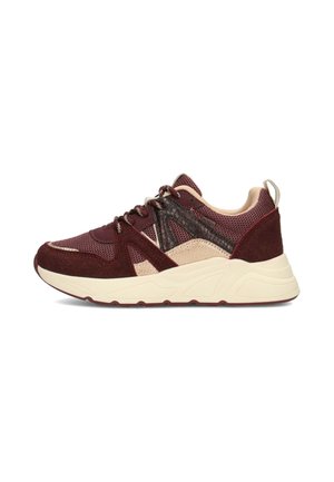 Bordeaux- und beiger Sneaker mit Mesh- und Velourslederpaneelen, dicker weißer Sohle, schwarzem gemustertem Seitendetail und Zuglasche an der Ferse.