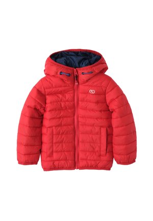 Rode pufferjack met een capuchon, met een ritssluiting aan de voorkant, blauwe binnenvoering, twee voorzakken en een horizontale quiltstructuur.