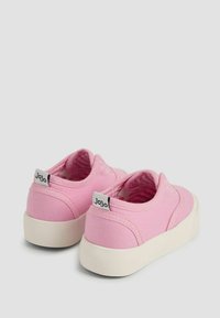 Rúžové plátěné sandále na slip-on s bielymi gumovými podrážkami a prešitým dizajnom. Obsahujú malú značkovú nálepku na päte. Textúrovaný interiér.
