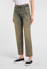 Jeans in denim di un azzurro-verde sbiadito, design a vita alta, gamba dritta con cuciture visibili e stile a cinque tasche.