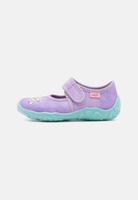 Violets krāsas auduma kurpe ar Velcro siksniņu, ar tirkīza gumijas zoli un ziedu dizainu uz pirksta. Visā virsmā gluda tekstūra.