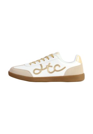Sneaker bianco con accenti dorati, caratterizzato da una tomaia in pelle liscia, pannello laterale testurizzato, lacci piatti e suola in gomma color gomma.