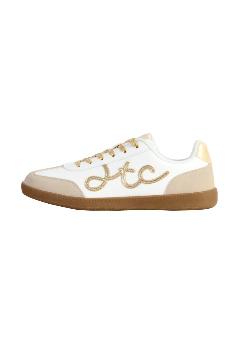 Sneaker bianco con accenti dorati, caratterizzato da una tomaia in pelle liscia, pannello laterale testurizzato, lacci piatti e suola in gomma color gomma.