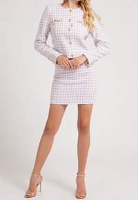 Conjunto de dos piezas a cuadros en color lavanda que presenta una chaqueta ajustada con botones dorados y una minifalda a juego, ambos elaborados con tejido texturizado.