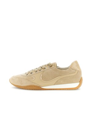 Sneaker casual beige con tomaia in suede e pelle, chiusura con lacci, intersuola bianca e suola in gomma, mostrata di lato su sfondo bianco.
