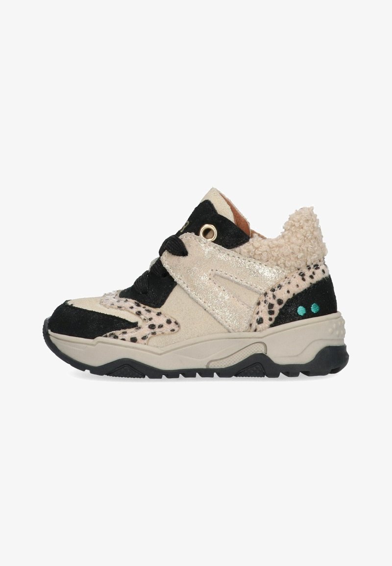 Chunky sneaker met een bovenwerk van gemengde materialen in crème, zwart en bruin. Bevat textuuraccenten, glinsterende details en een zachte, harige achterkant.