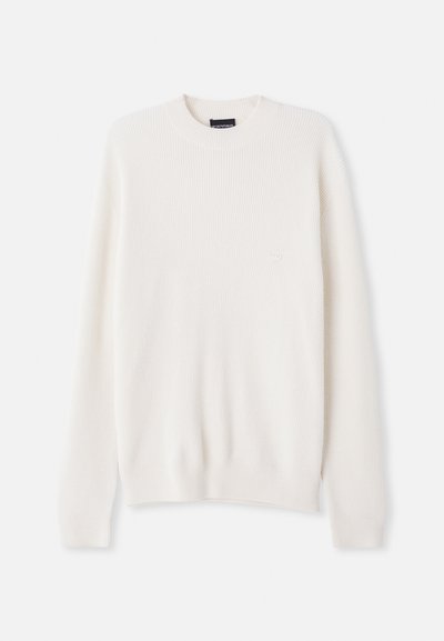 Pulover alb din tricot cu model în relief, cu guler rotund și mâneci lungi. Prezintă o broderie mică cu logo pe piept. Textură moale, design ajustat.