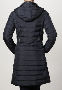 Marine puffer jack met horizontale stiksels, een capuchon, een getailleerde taille en knoopaccenten. Gladde textuur, lengte tot halverwege de dijen en een lichtgewicht ontwerp.