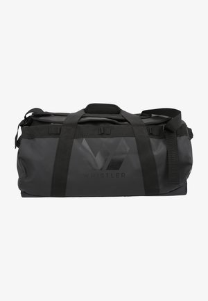 Musta urheilukassi, jossa on tekstuuripinta, tukevat mustat hihnat ja logo yhdellä sivulla. Kompaktin suorakaiteen muotoinen.