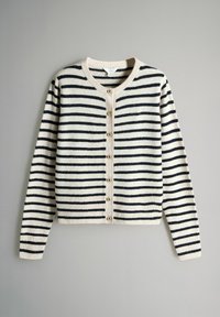 Strikket cardigan med cremefarvet baggrund og marineblå horisontale striber. Den har en rund halsudskæring og otte guldknapper langs fronten.